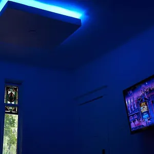 https://blue-lounge-lafontaine-park-tv-cable.hotels-in-montreal.org