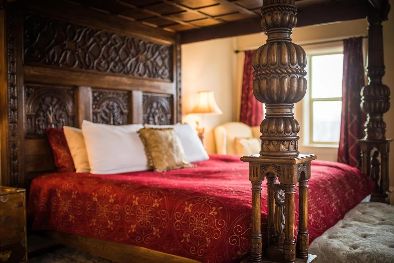 Dashwood Manor Seaside Bed & Breakfast  Victoria