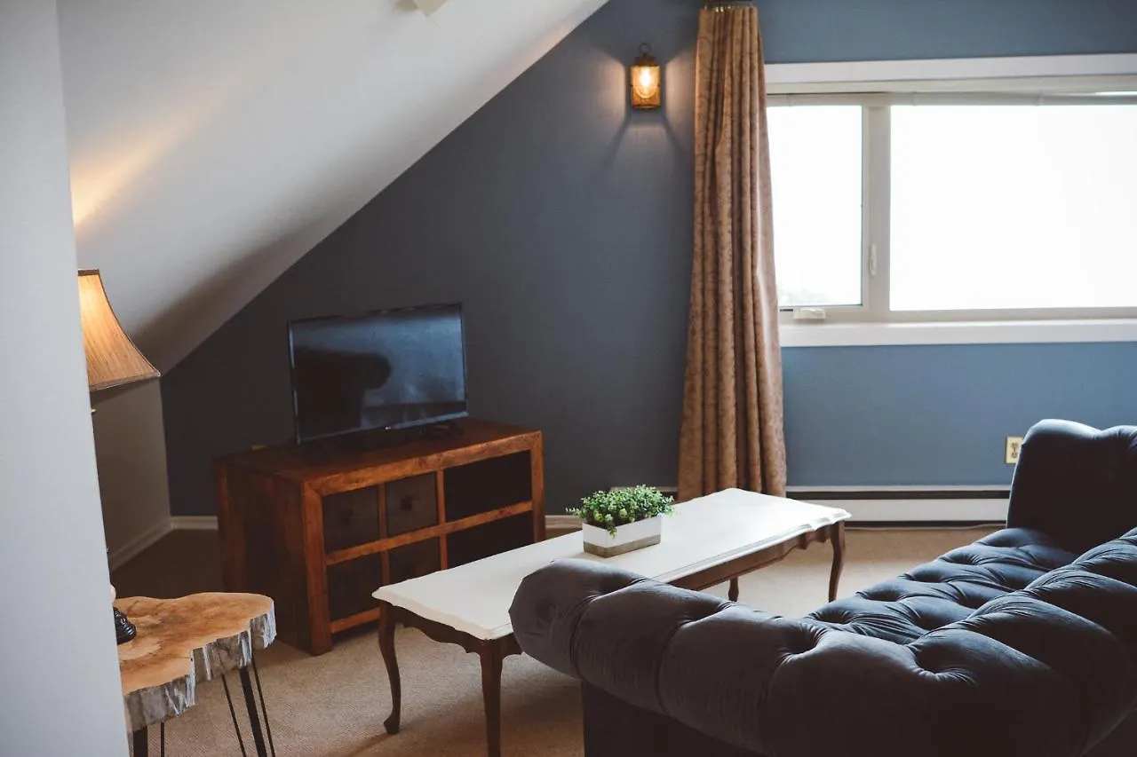 Dashwood Manor Seaside Bed & Breakfast  Victoria